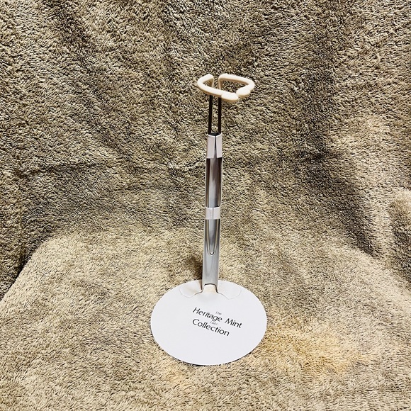 Heritage Mint Ltd. Collection vintage porcelain doll. - Picture 7 of 7